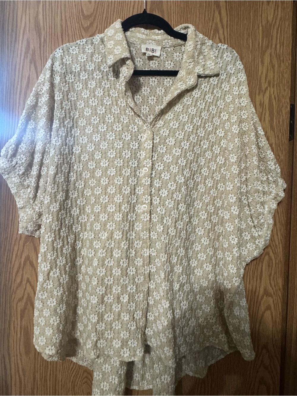 BIBI Size XL Beige Floral Crochet Button-Up Shirt